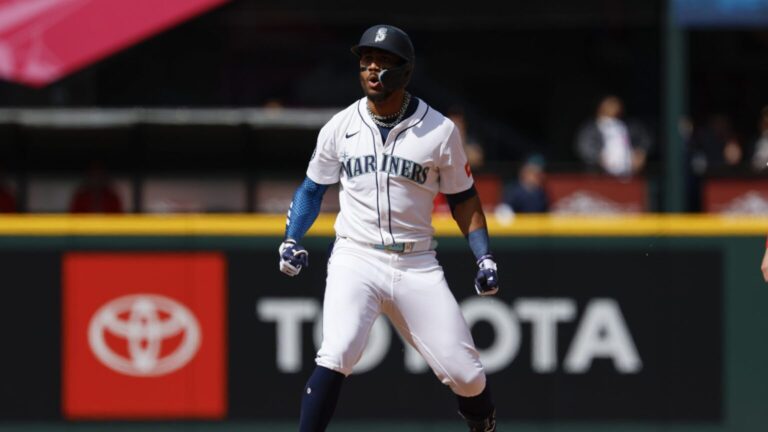 j-rod-hace-historia-como-primer-marinero-con-dos-temporadas-30/30