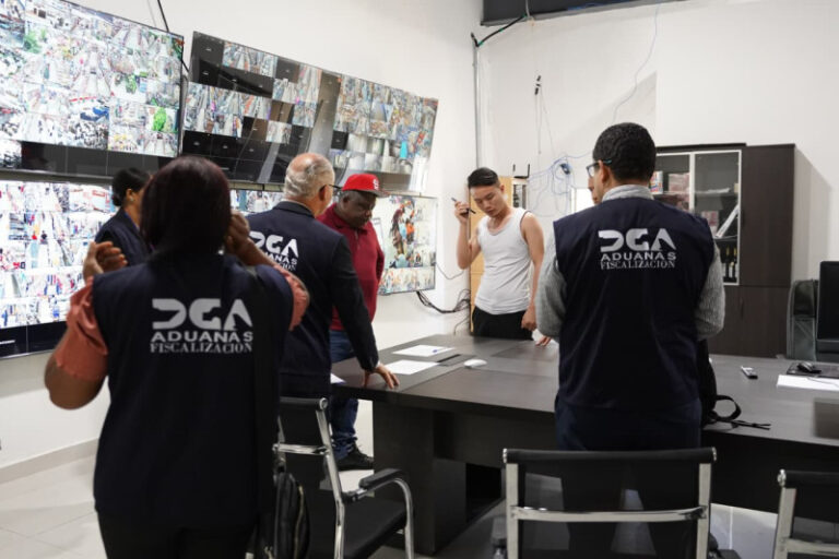 aduanas-interviene-dos-tiendas-chinas-en-azua-por-irregularidades-en-facturas-de-compras-locales