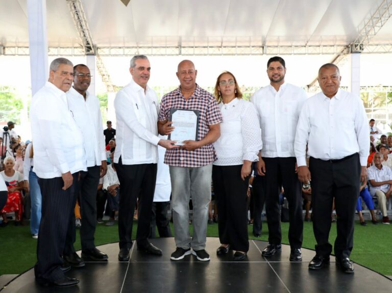 abinader-entrega-1,445-titulos-de-propiedad-en-san-cristobal 