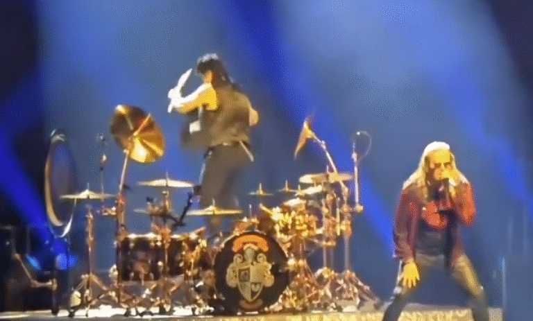 baterista-de-mana-sufre-aparatosa-caida-en-pleno-concierto