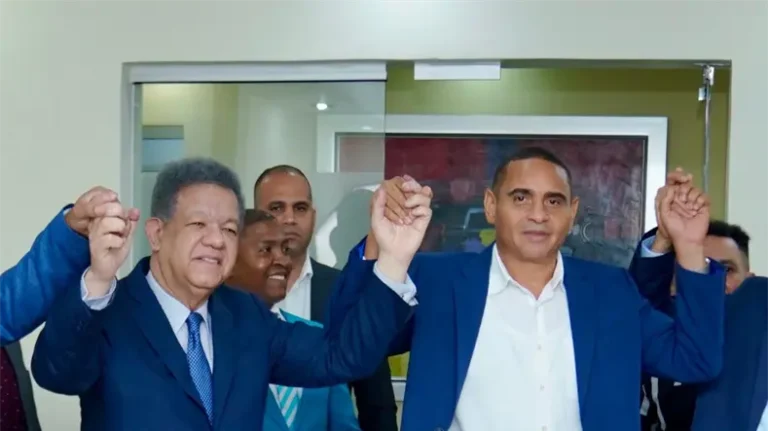 leonel-fernandez-juramenta-a-bernardo-arroyo-y-otros-dirigentes-en-la-fuerza-del-pueblo