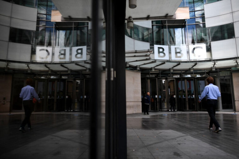 Trump amenaza a la BBC con acción judicial tras montaje engañoso de uno de sus discursos trump-amenaza-a-la-bbc-con-accion-judicial-tras-montaje-enganoso-de-uno-de-sus-discursos