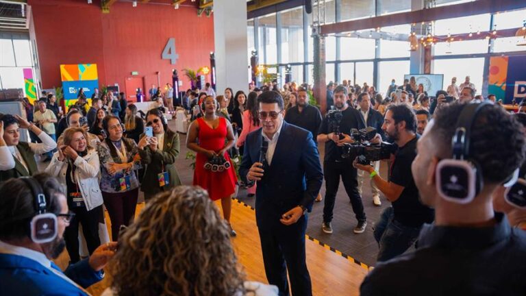 ministro-david-collado-presenta-en-colombia-la-plataforma-“conoce-el-paraiso”