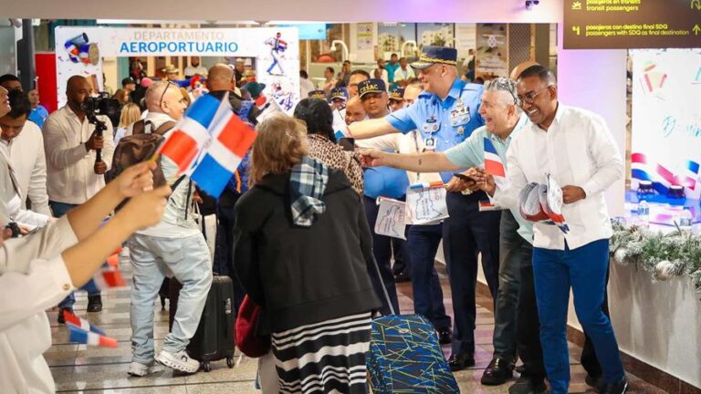Gobierno aumenta a 5,500 dólares la gracia navideña para la diáspora traer regalos gobierno-aumenta-a-5,500-dolares-la-gracia-navidena-para-la-diaspora-traer-regalos