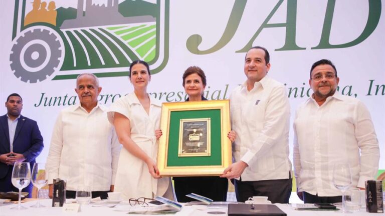 CAEI recibe el Premio Agroempresa del Año 2025 otorgado por la JAD caei-recibe-el-premio-agroempresa-del-ano-2025-otorgado-por-la-jad