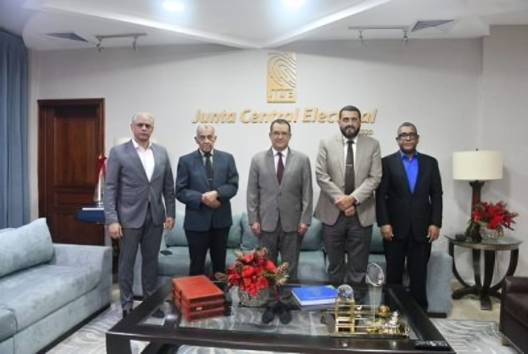 jce-presenta-a-lideres-religiosos-los-avances-del-nuevo-modelo-de-cedula