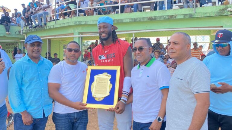 Elly de la Cruz recibe homenaje de Víctor Pichardo y Jhon Contreras elly-de-la-cruz-recibe-homenaje-de-victor-pichardo-y-jhon-contreras