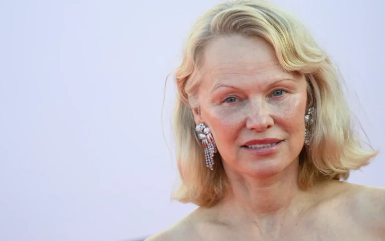 pamela-anderson-rompe-el-silencio-sobre-su-romance-intimo-con-liam-neeson-y-su-situacion-actual