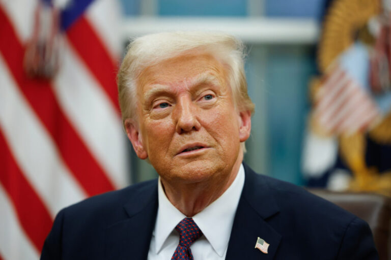 trump-advierte-a-nueva-york-con-retirar-fondos-federales-por-licencias-a-no-ciudadanos