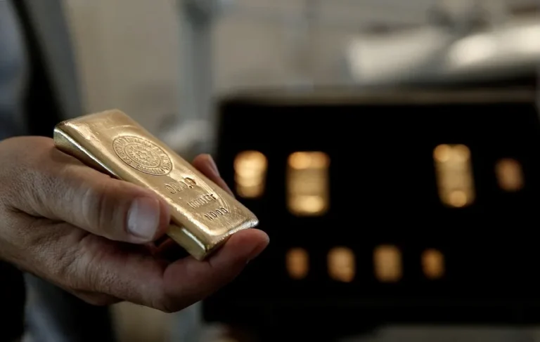 el-oro-supera-por-primera-vez-en-su-historia-los-4.500-dolares-y-la-plata-los-72-dolares