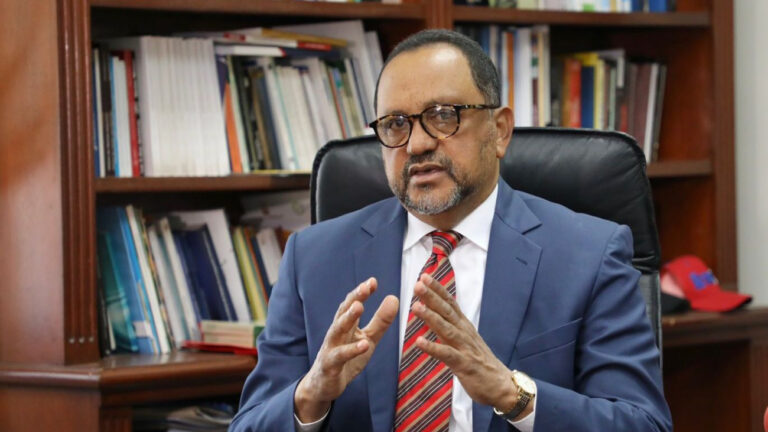 Luis Abinader nombró a Antoliano Peralta Romero como ministro de Justicia, mediante el Decreto núm. 1-26.
