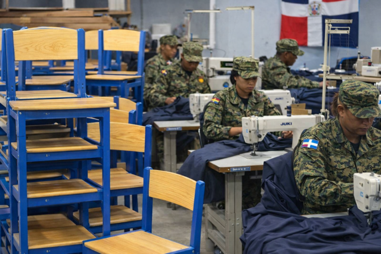 Industria Militar Dominicana hará butacas y confeccionará uniformes para Educación y las FF. AA