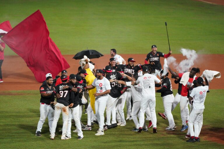 Leones amplían ventaja y se acercan a la final en la LIDOM
