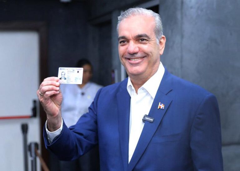 Abinader recibe oficialmente la primera nueva cédula de identidad dominicana