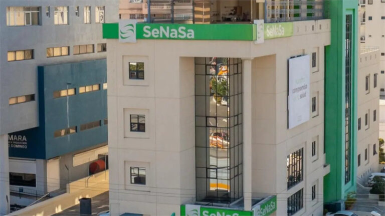 Retrasos de Senasa para aprobar medicamentos desespera a usuarios