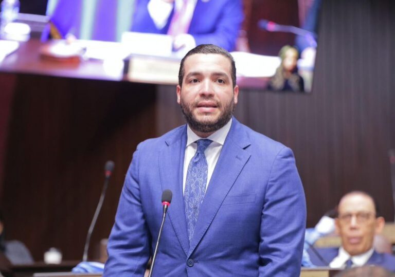 Diputados de oposición dicen Abinader está metido en campaña y tiene que resolver problemas