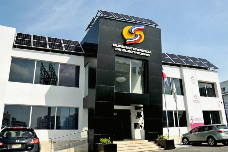 SIE presenta nuevo reglamento para modernizar la energía solar en RD