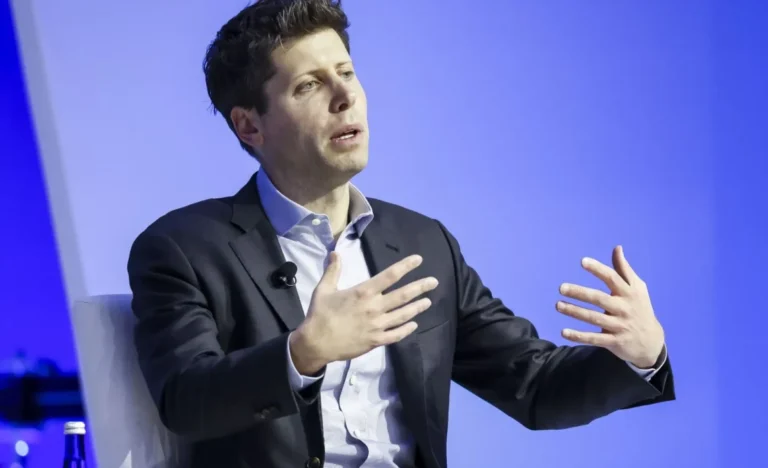 Director de OpenAI defiende regulación de la IA mientras dirigentes piden democratizarla