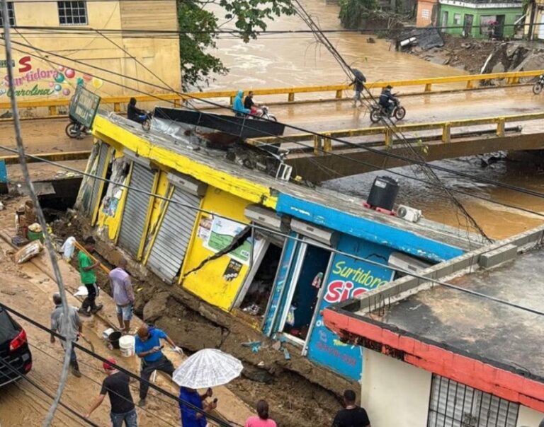 Colapsan varios comercios y viviendas en Gaspar Hernández por lluvias