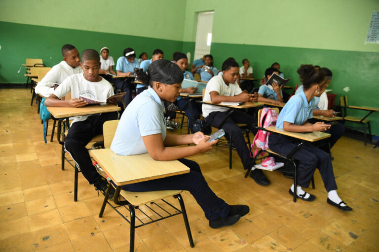 ADP respalda propuesta de regular uso de celulares en las aulas