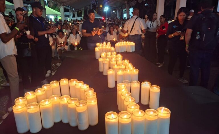 Encendido de velas honra a víctimas del Jet Set en emotivo acto en la zona cero