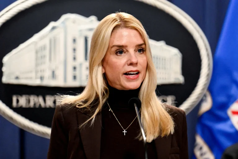 Trump destituye a la fiscal general, Pam Bondi