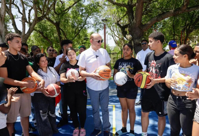Alcalde Ulises Rodríguez entrega utilería deportiva en Altos de Rafey alcalde-ulises-rodriguez-entrega-utileria-deportiva-en-altos-de-rafey