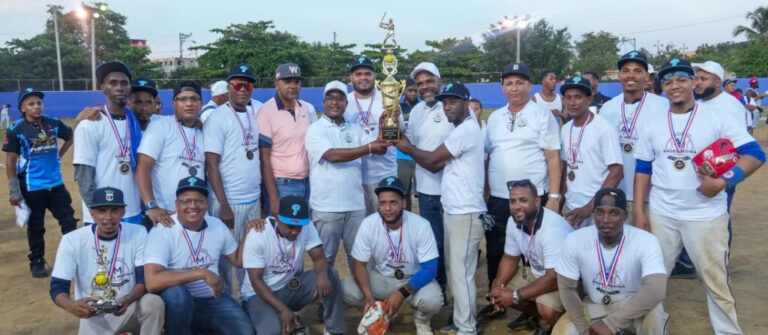 plafoneros-dominan-final-extendida-y-se-coronan-campeones-del-clasico-angel-medina-de-softbol-b
