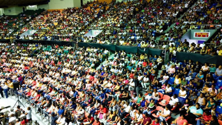 Más de 10 mil madres abarrotan la Gran Arena del Cibao en emotivo homenaje del Gobierno mas-de-10-mil-madres-abarrotan-la-gran-arena-del-cibao-en-emotivo-homenaje-del-gobierno