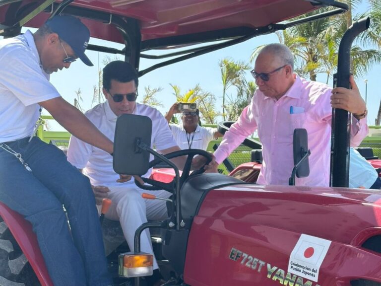 Turismo entrega equipos por RD$128 millones para reforzar limpieza de playas combatir el impacto del sargazo