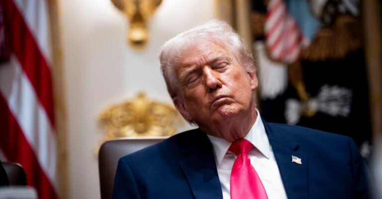 Trump aparece dormido en acto de la Casa Blanca y desata burlas en redes