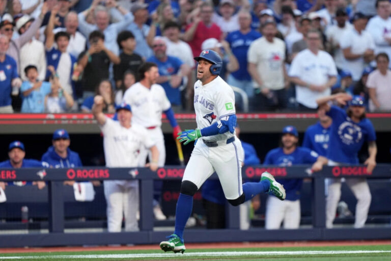 Azulejos aprovechan error de jardineros y vencen a los Mets 2-1