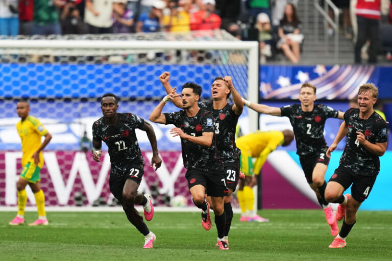 Canadá anota en tiempo añadido para vencer 1-0 a Sudáfrica y clasificar a 8vos de final del Mundial