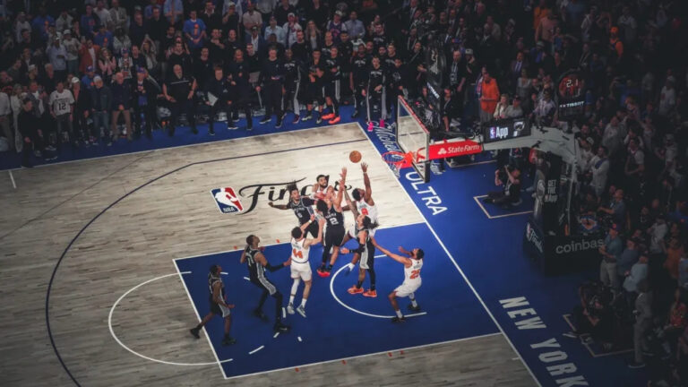 Knicks protagonizan histórica remontada y quedan a un triunfo del título de la NBA