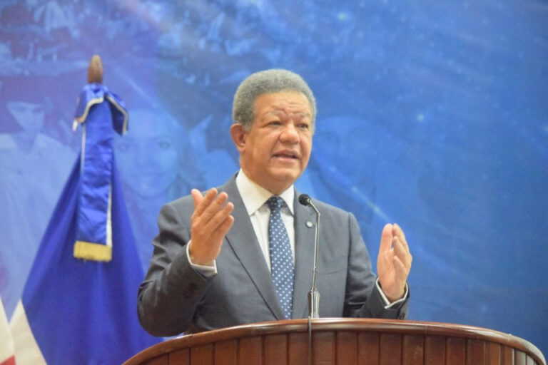 Leonel Fernández pide al Gobierno bajar los combustibles por caída del petróleo