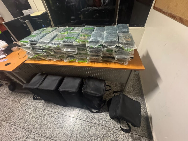 OCUPAN EN EL AILA CINCO BULTOS LLENOS DE PAQUETES DE PRESUNTA COCAÍNA; ARRESTAN 11 PERSONAS