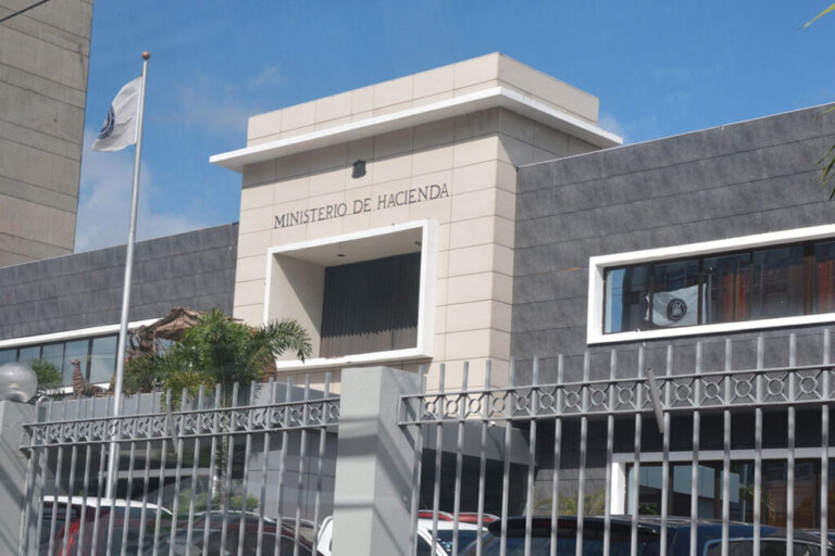 Proyecto fiscal del Gobierno plantea aumento selectivo de tributación casinos y juegos de azar, alza a pasajes aéreos, ajuste de ISR a grupo de contribuyentes