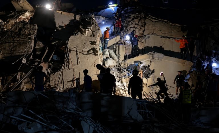 La noche no los detiene, rescatistas continúan búsqueda debajo de escombros en Venezuela