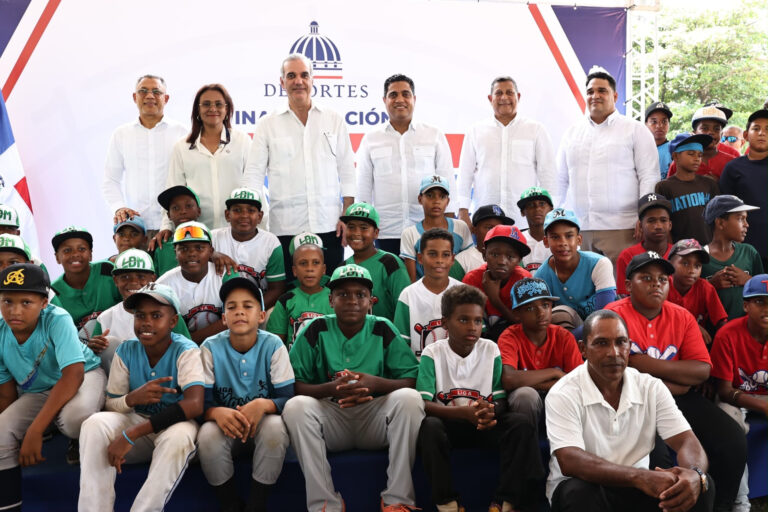 abinader-y-kelvin-cruz-inauguran-estadio-infantil-remozado-en-samana