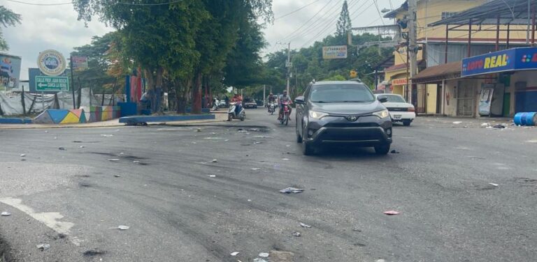 Paro de 48 horas paraliza actividades comerciales en Licey al Medio; reclaman conclusión de obras