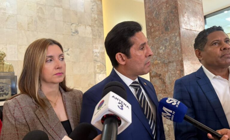 Venezolanos solicitan al Congreso apoyo para agilizar documentación migratoria en RD