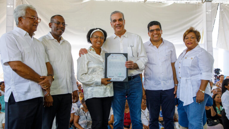 Abinader entrega 1,000 títulos de propiedad en Los Frailes y destaca impacto en más de 4,000 personas
