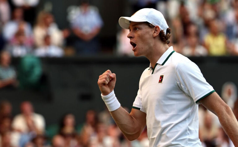 El italiano Jannik Sinner retuvo su corona de Wimbledon luego de derrotar al alemán Alexander Zverev (6-7(7), 7-6(2), 6-3 y 6-4