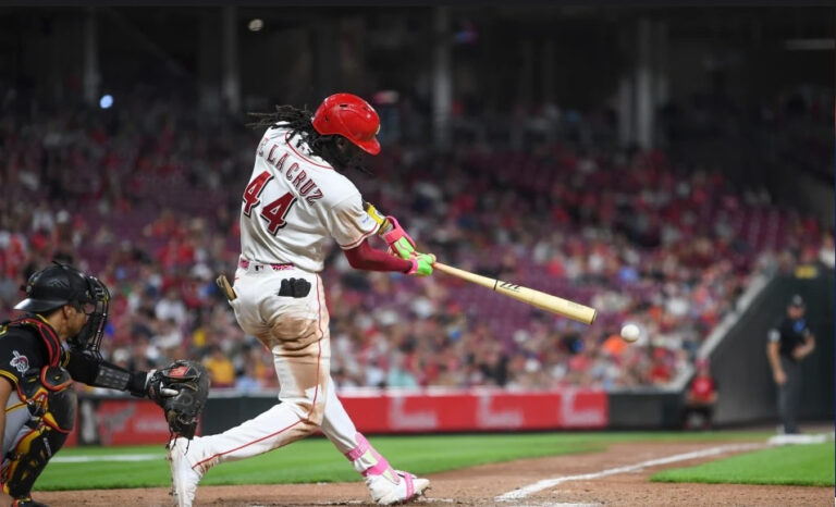 Elly de la Cruz anota en la 9na y Rojos superan a Piratas por 3-2