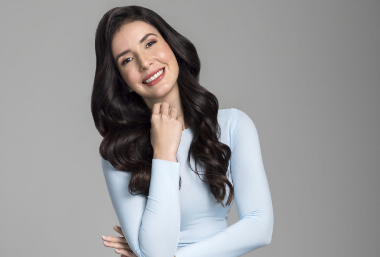 Karina Alarcón lleva “De Cerca” al formato podcast con una propuesta más íntima