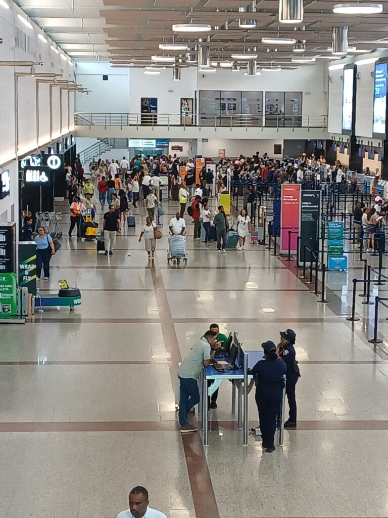 Llegada simultánea de vuelos retrasa operaciones en el AILA