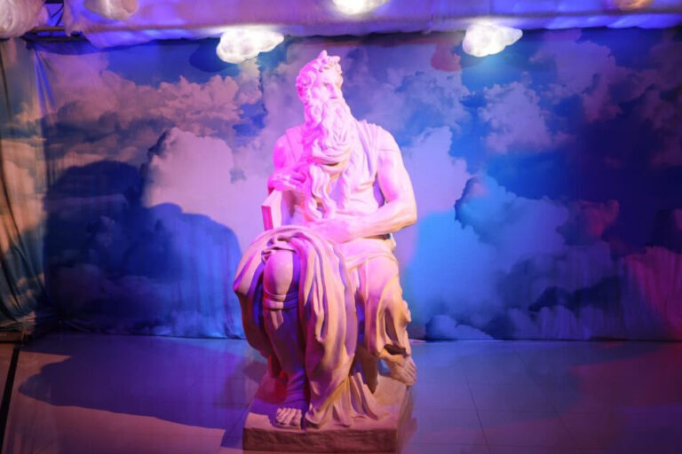 Últimos días para visitar la exposición inmersiva “Miguel Ángel Vivo” en Santiago