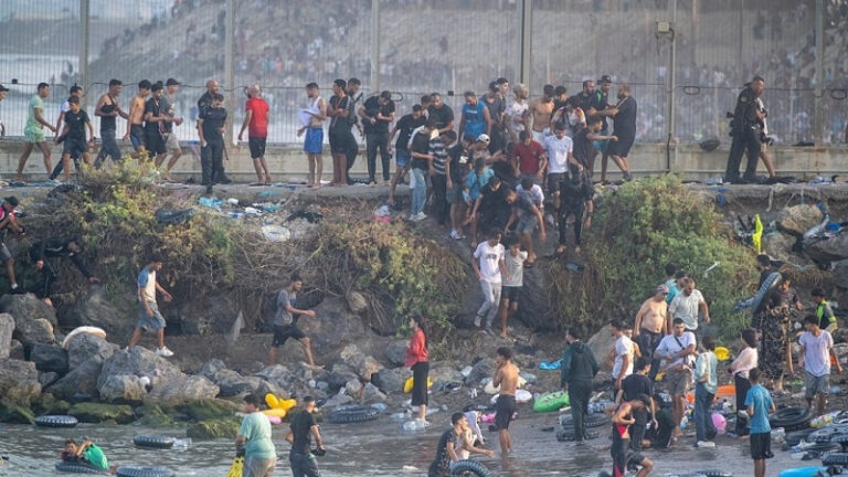 Muertos, Ejército desplegado y persecuciones: caos por entrada descontrolada de migrantes a España