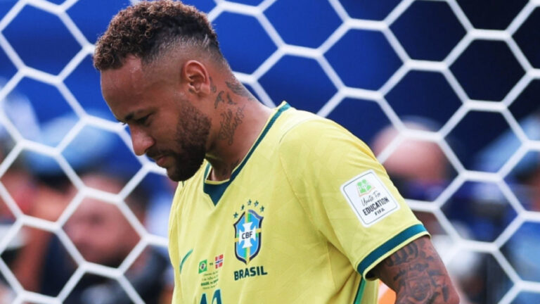 Neymar, máximo goleador histórico de la selección brasileña anunció el domingo su retiro de la Seleccion de Brasil