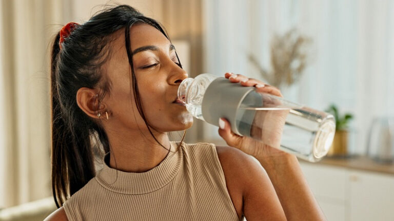 ¿Qué pasa con tu presión arterial cuando empiezas a beber más agua?